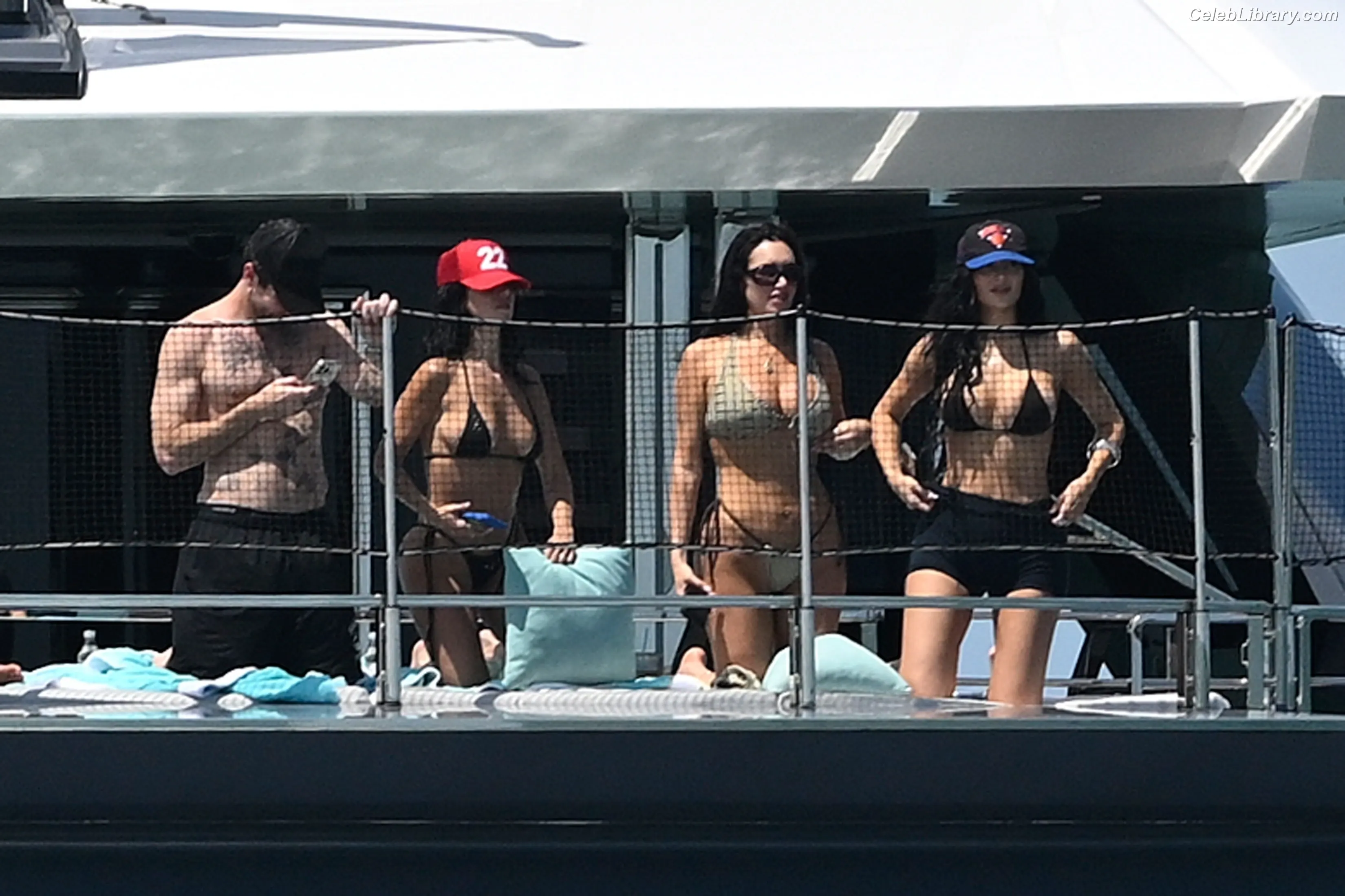 Kylie Jenner photo 5 of 4070