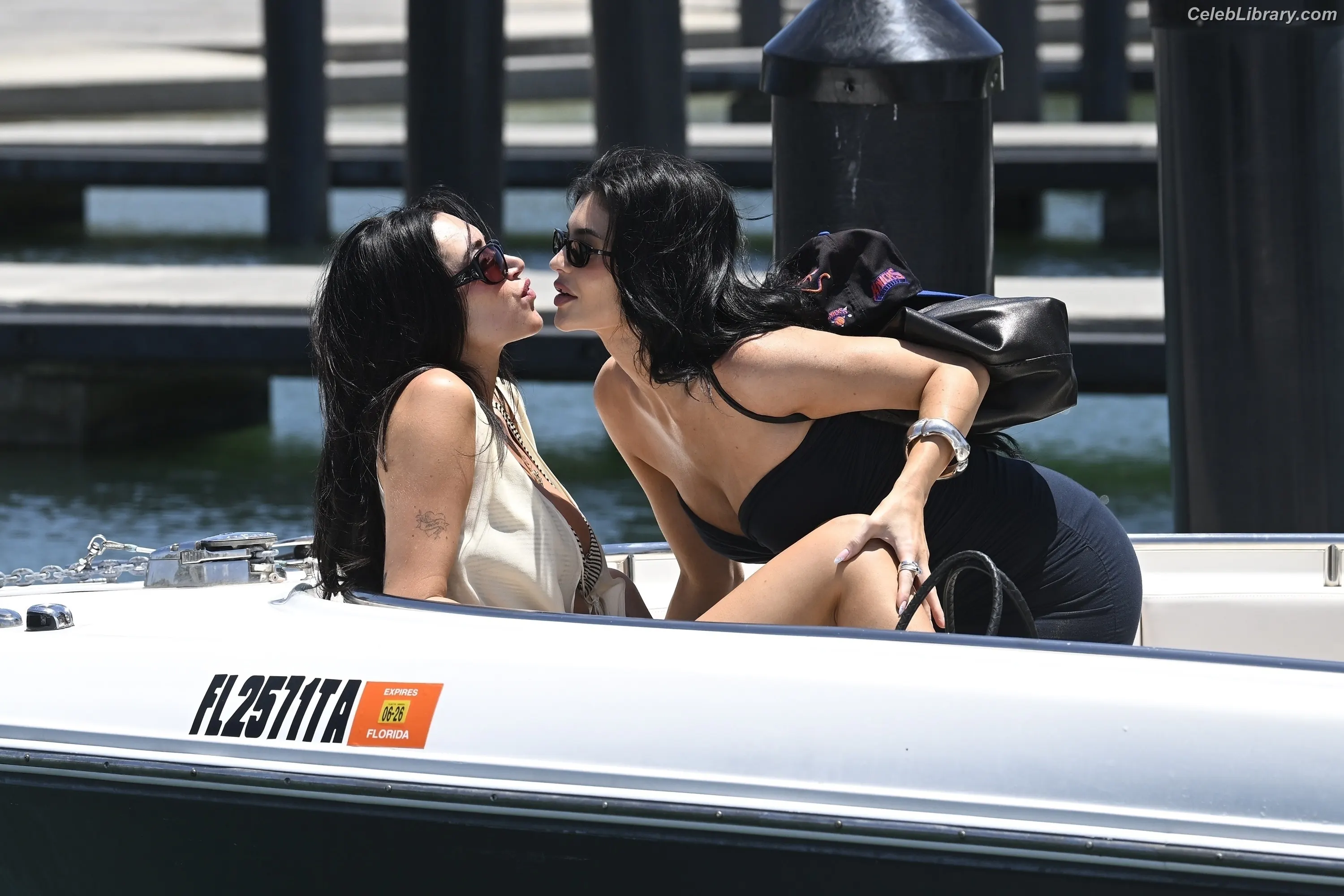 Kylie Jenner photo 9 of 4070