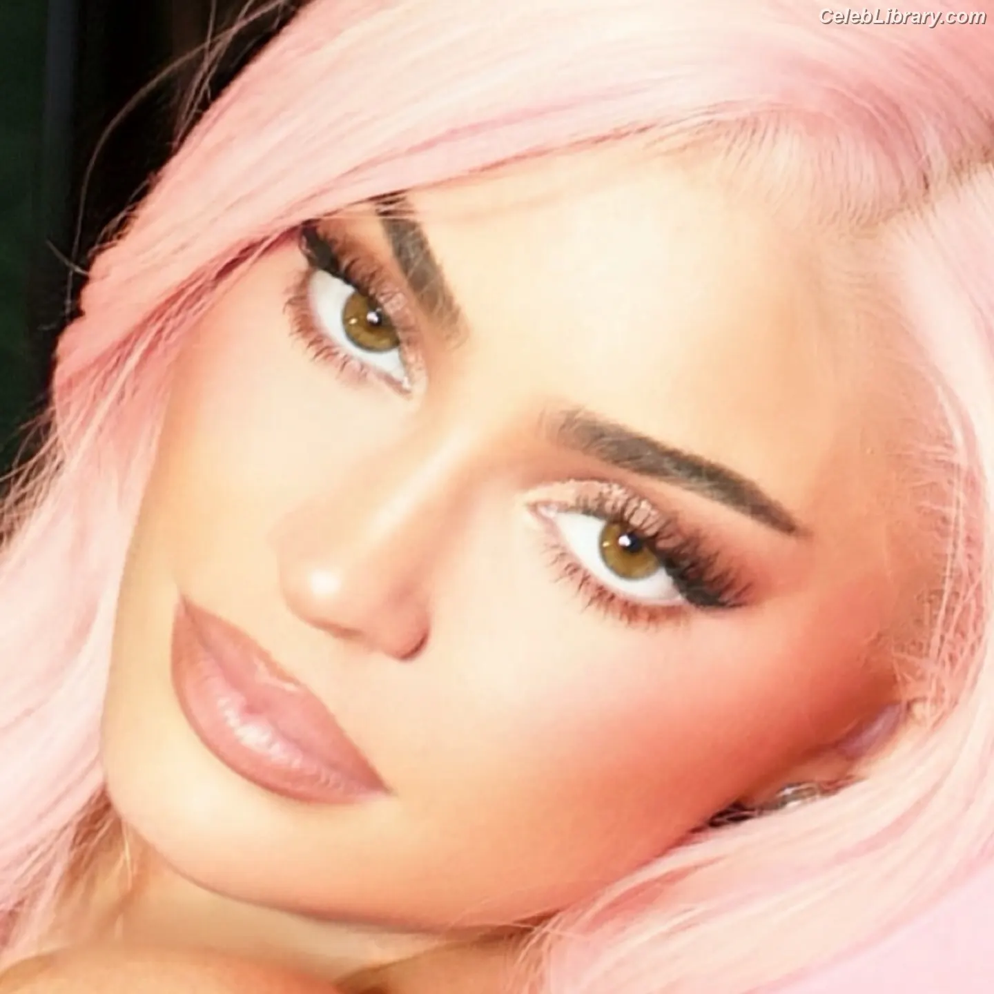 Kylie Jenner photo 13 of 4070