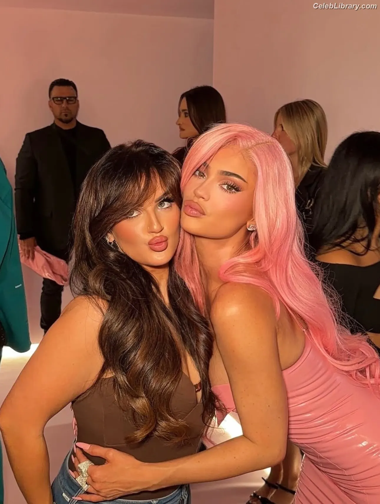 Kylie Jenner photo 17 of 4070