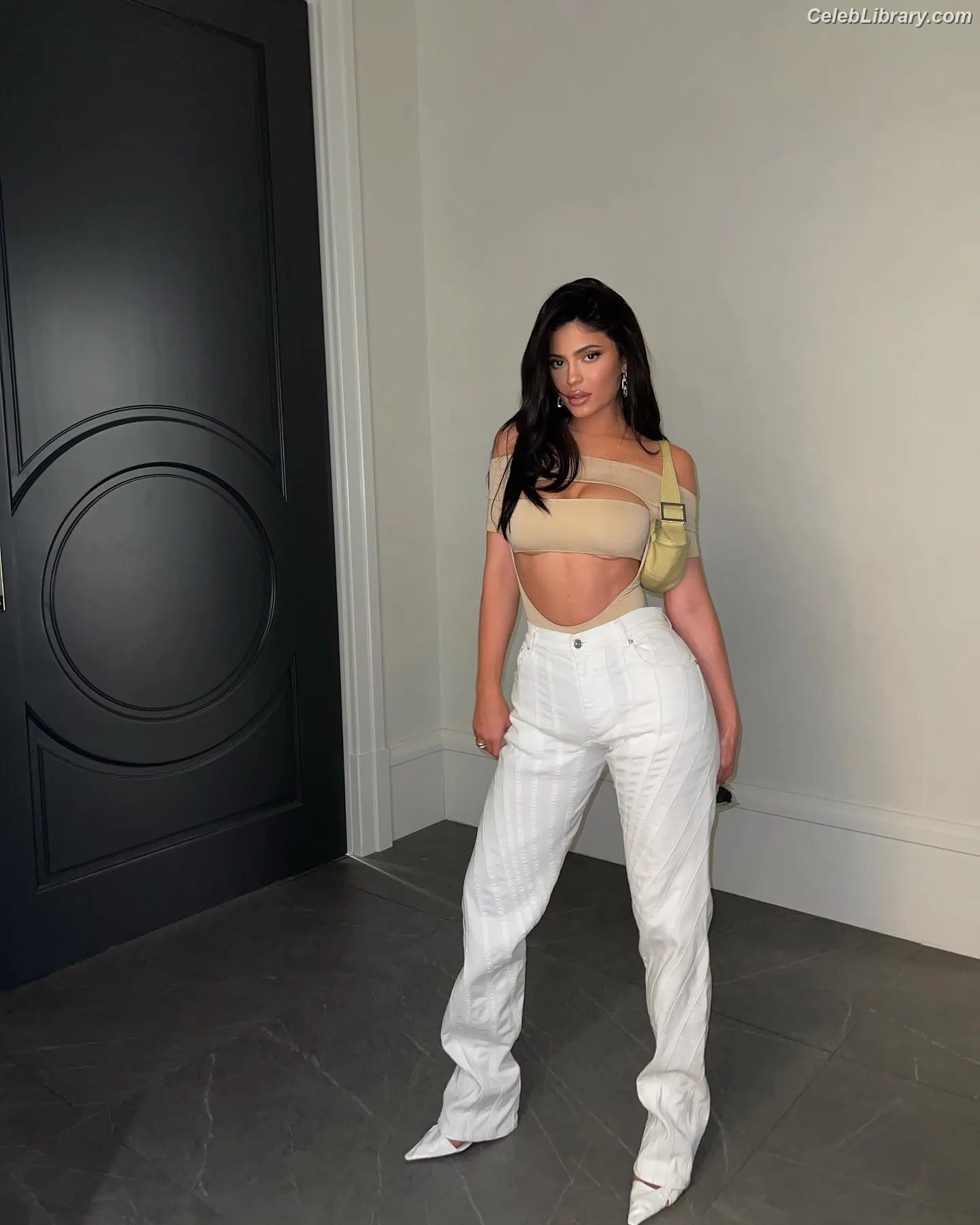 Kylie Jenner photo 23 of 4070