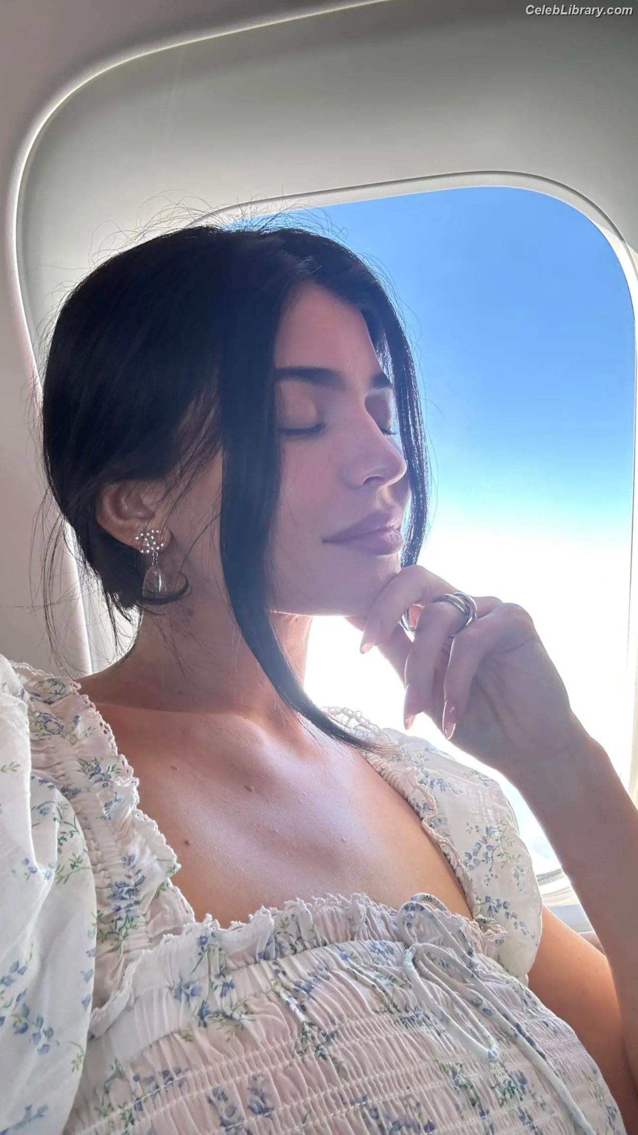 Kylie Jenner photo 4 of 4070