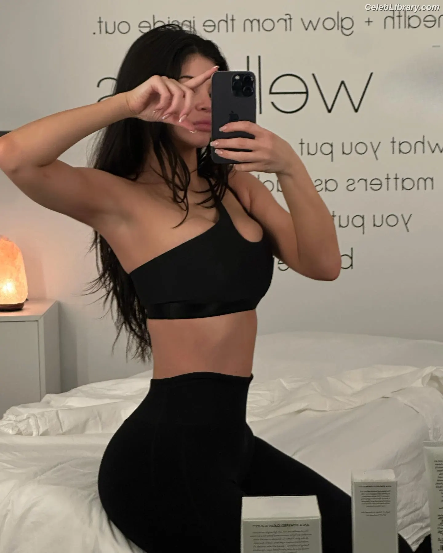 Kylie Jenner photo 9 of 4070