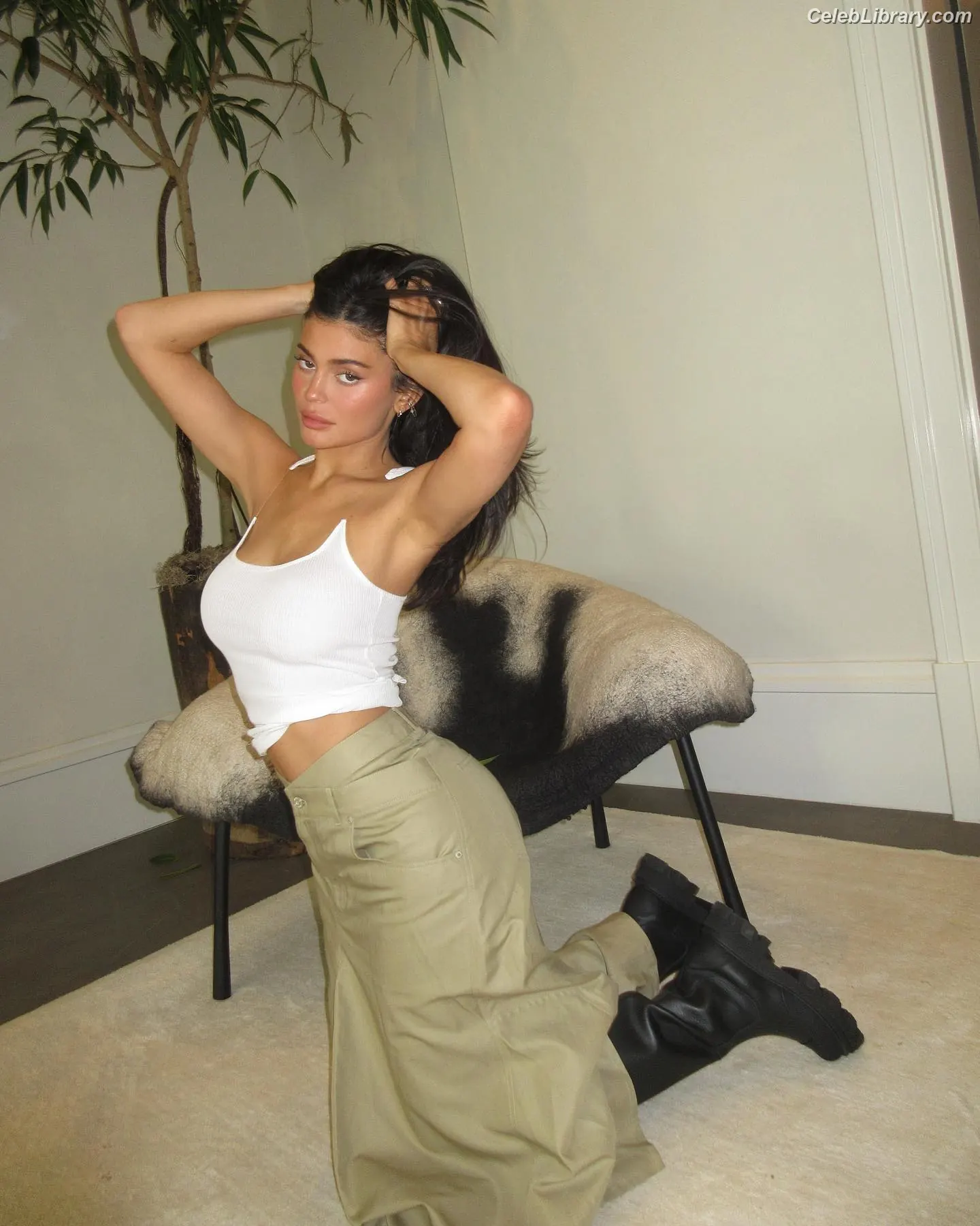 Kylie Jenner photo 12 of 4070