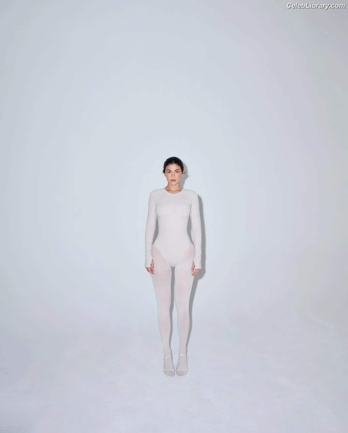Kylie Jenner photo 12 of 4070