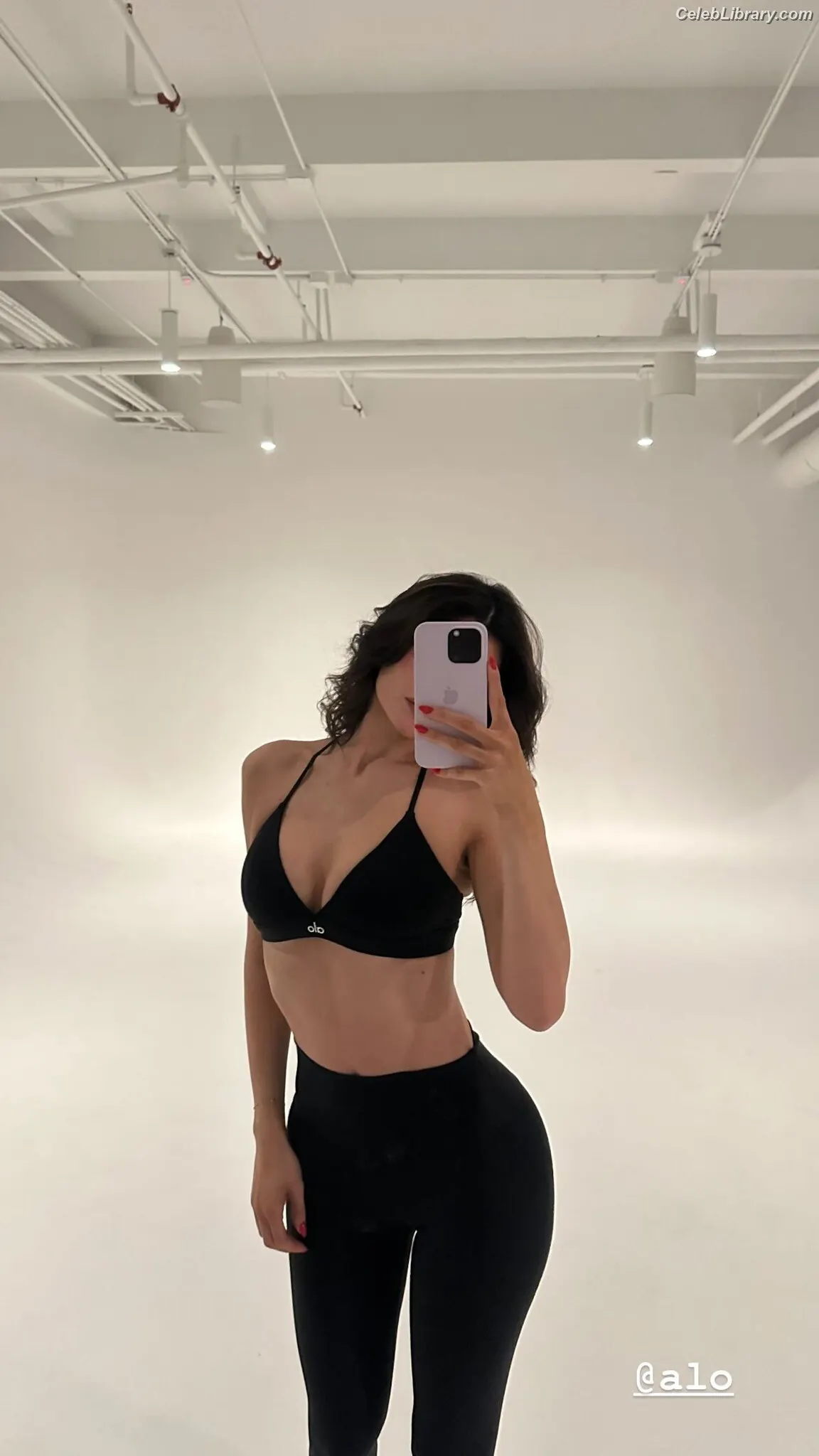 Kylie Jenner photo 16 of 4070