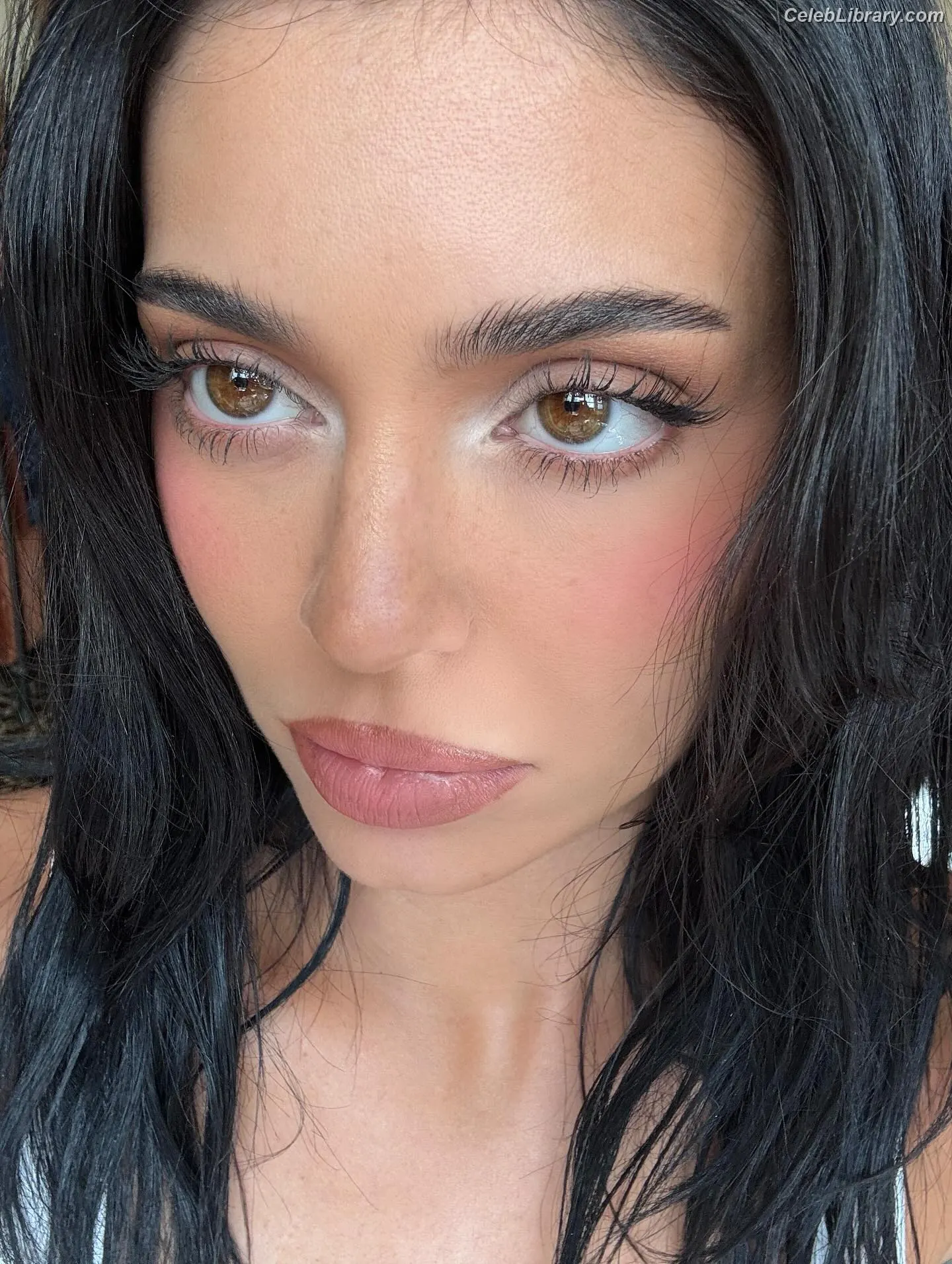 Kylie Jenner photo 21 of 4070