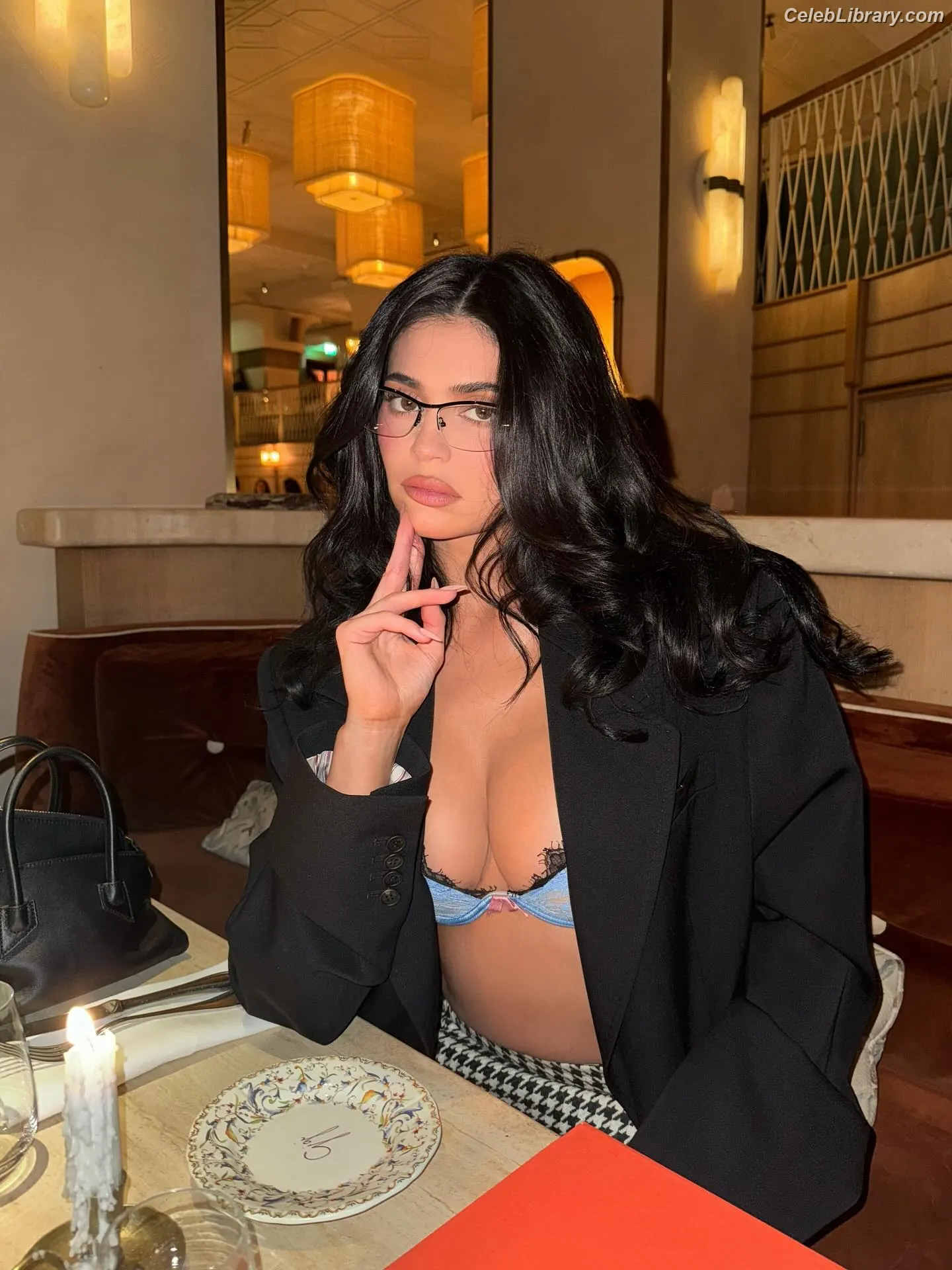 Kylie Jenner photo 1 of 4070