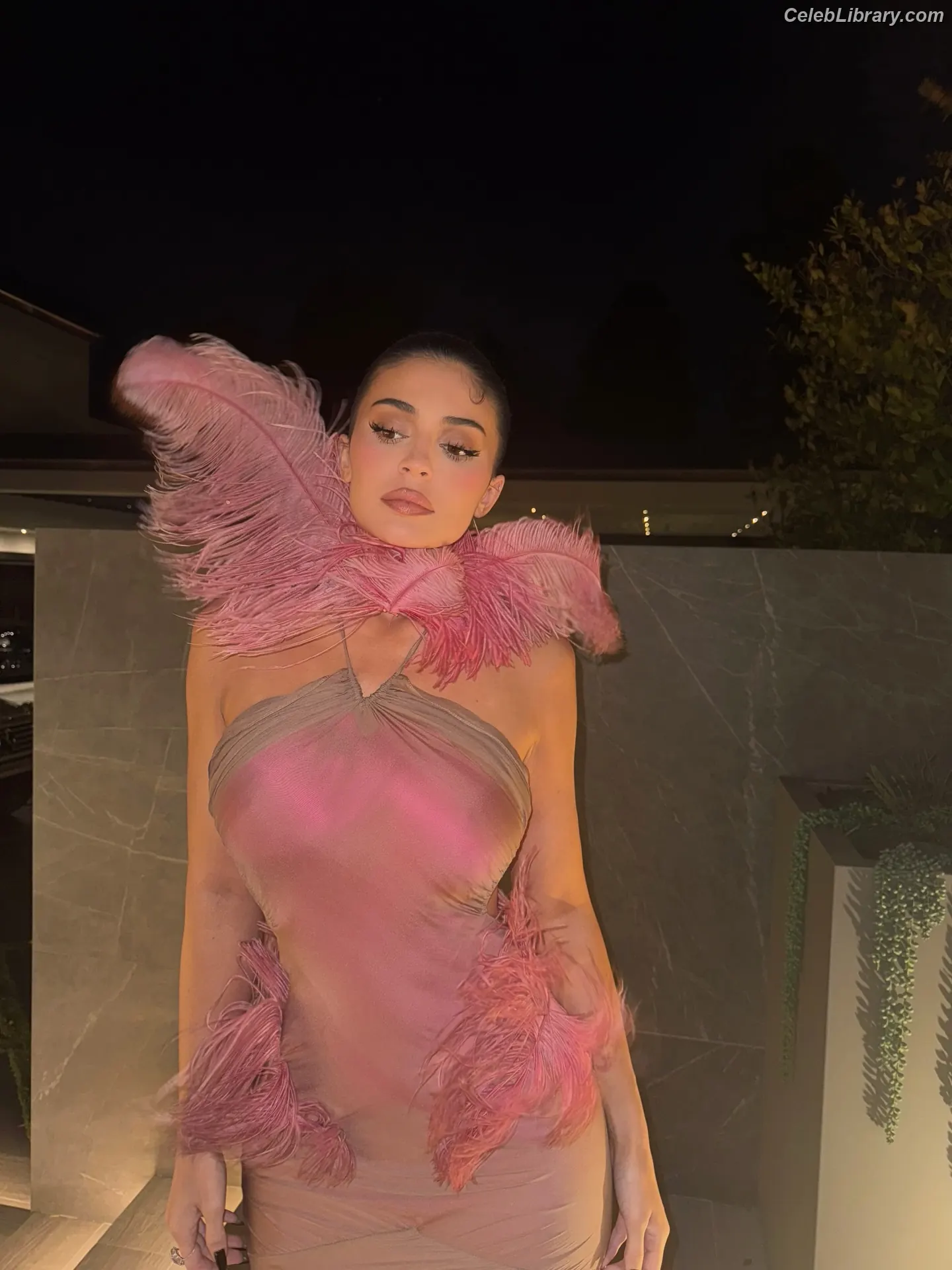 Kylie Jenner photo 10 of 4070