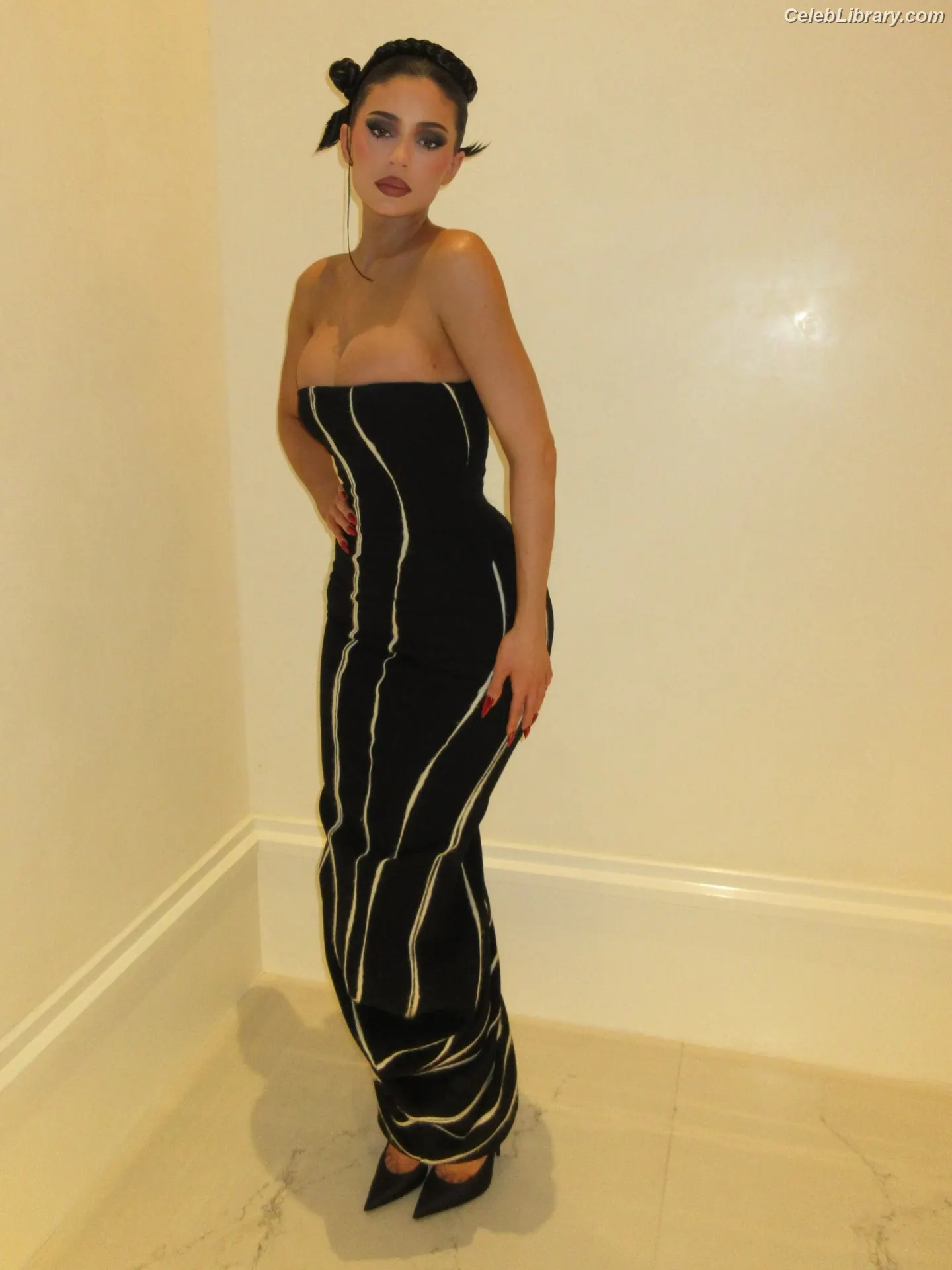 Kylie Jenner photo 18 of 4070