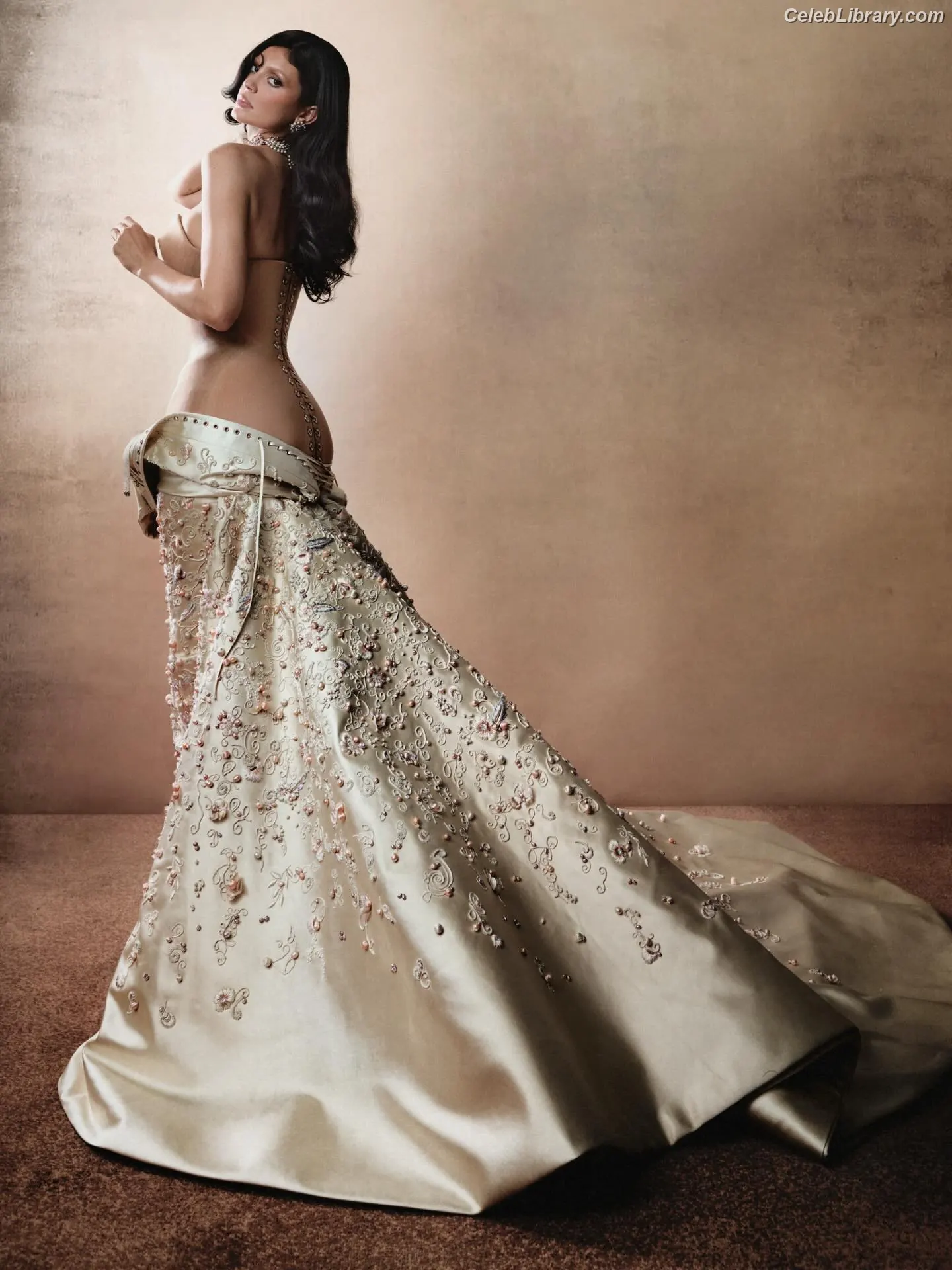 Kylie Jenner photo 18 of 4070