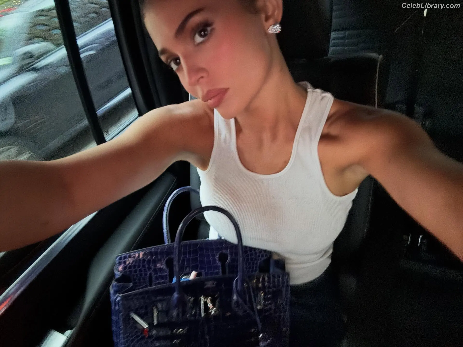 Kylie Jenner photo 5 of 4070
