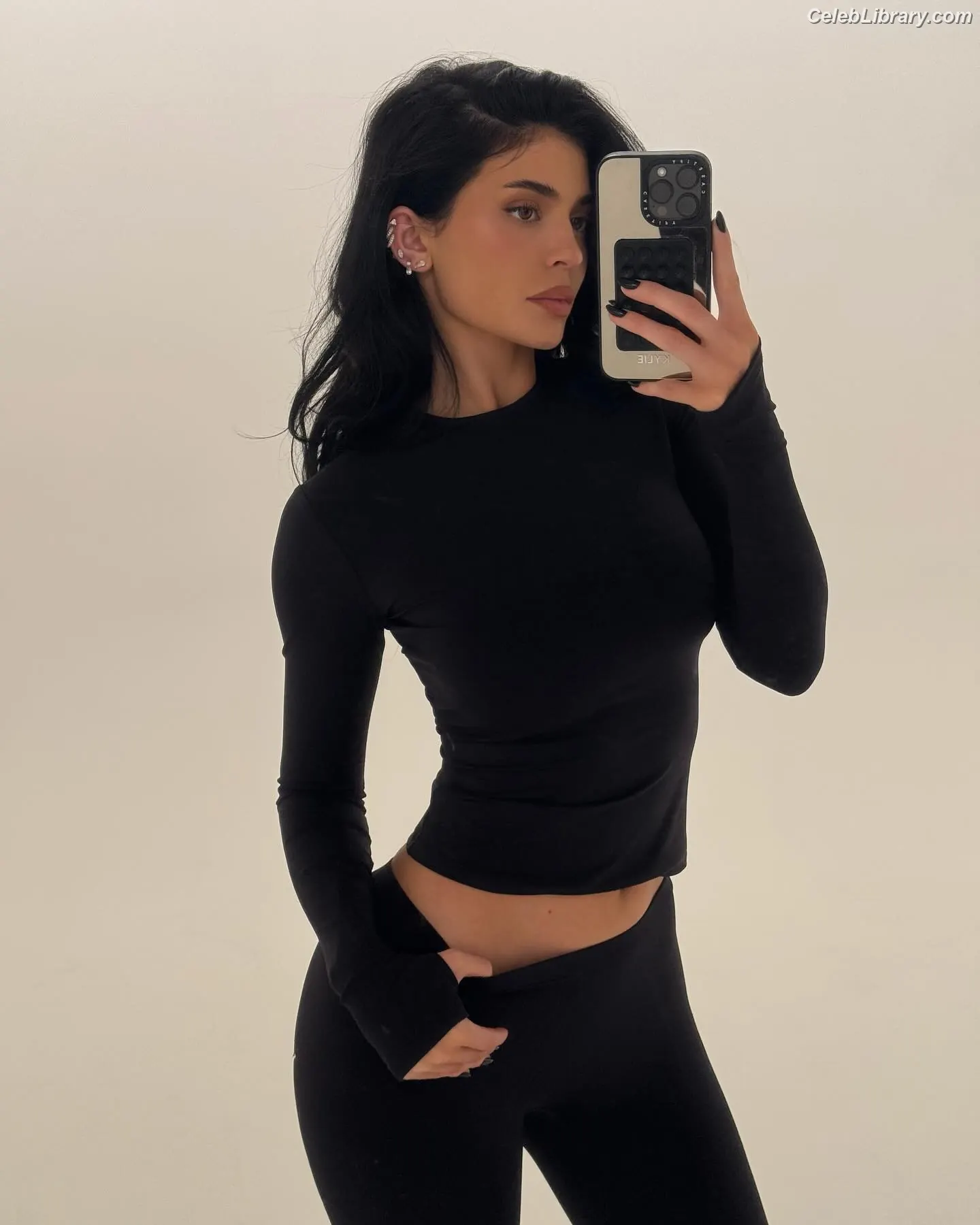 Kylie Jenner photo 13 of 4070