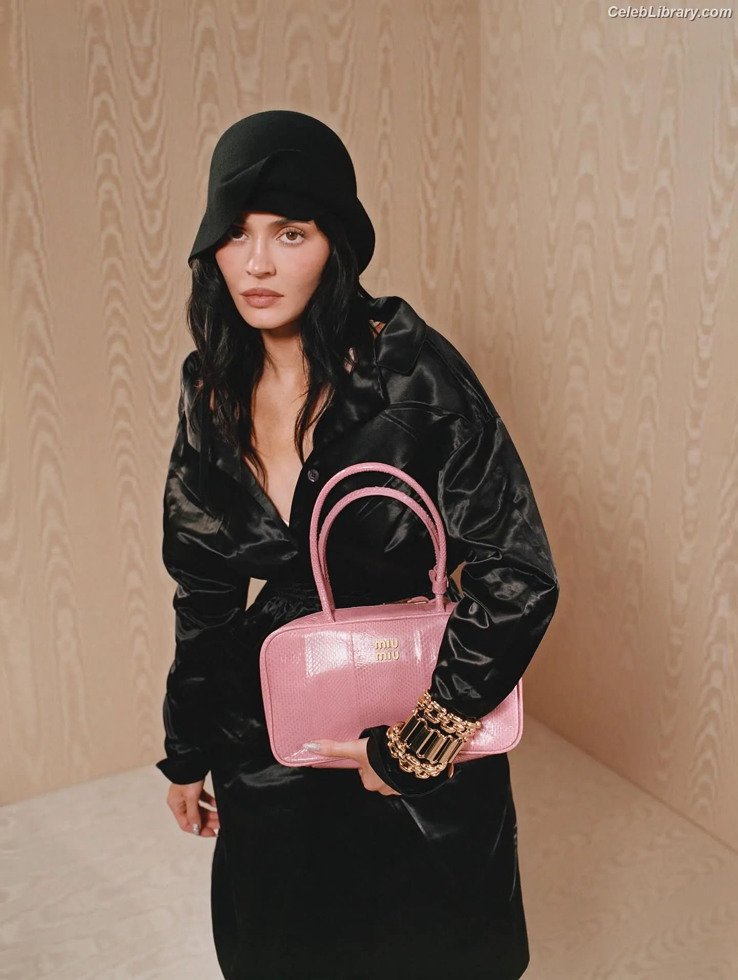 Kylie Jenner photo 4 of 4070