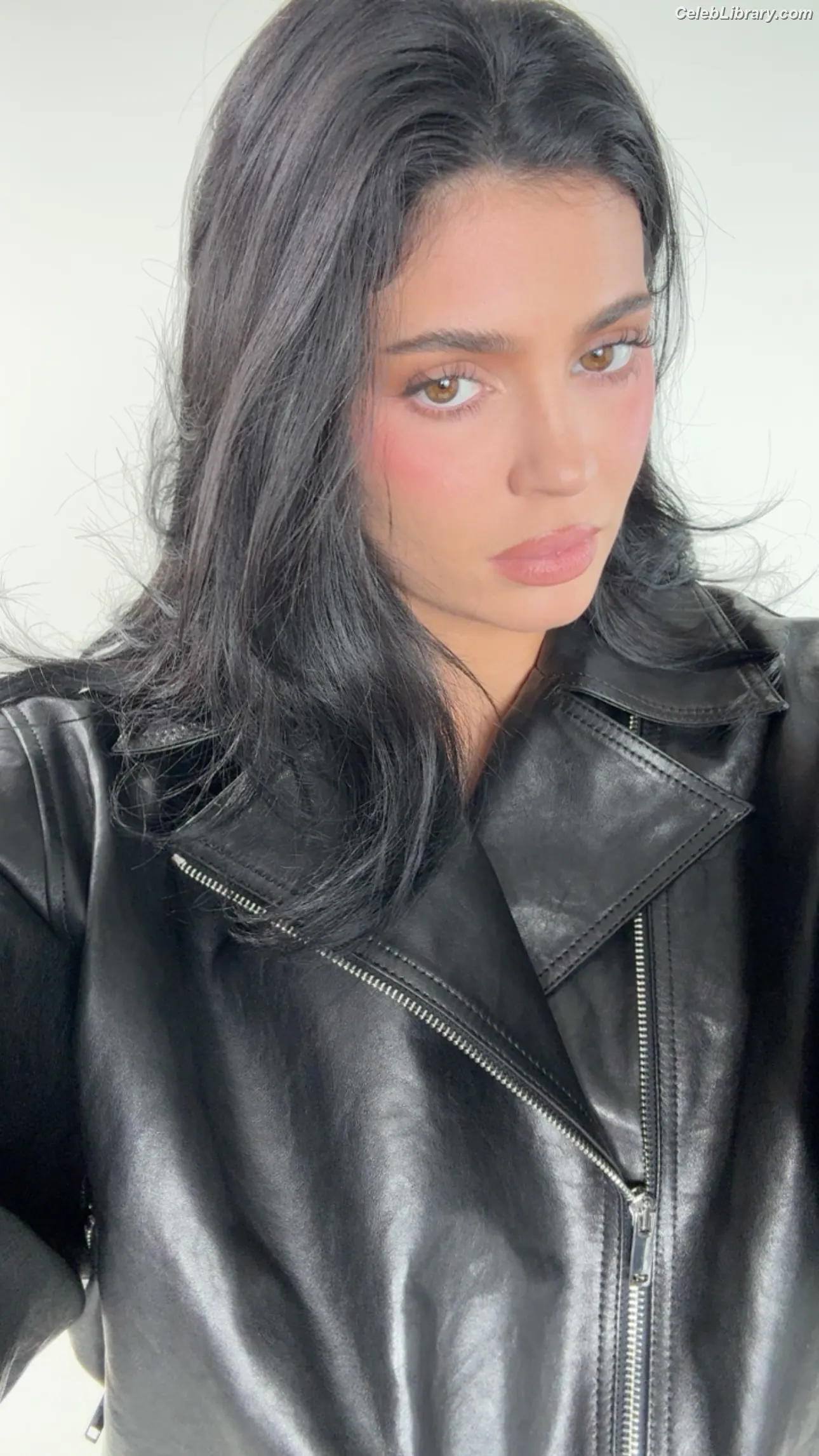 Kylie Jenner photo 8 of 4070