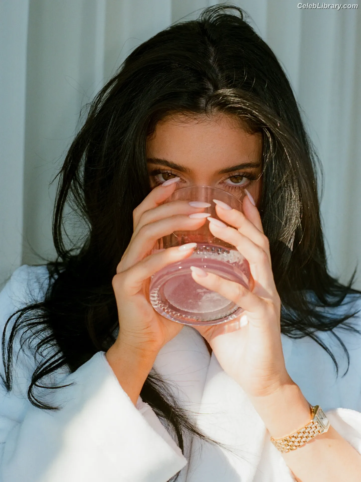 Kylie Jenner photo 5 of 4070