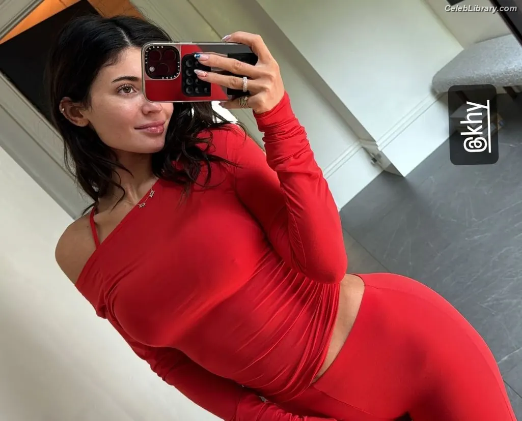 Kylie Jenner photo 8 of 4070