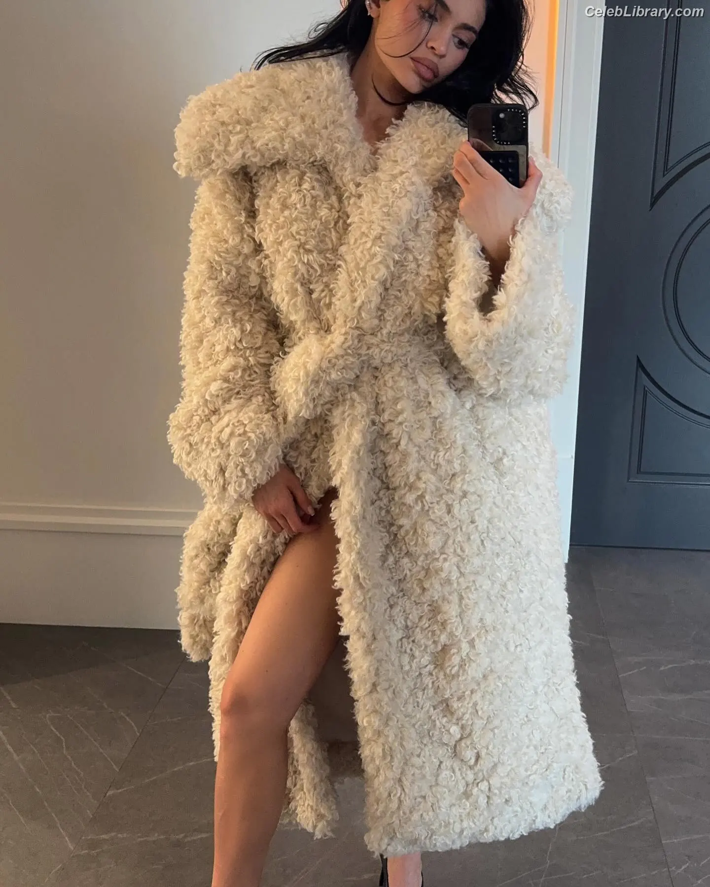 Kylie Jenner photo 10 of 4070