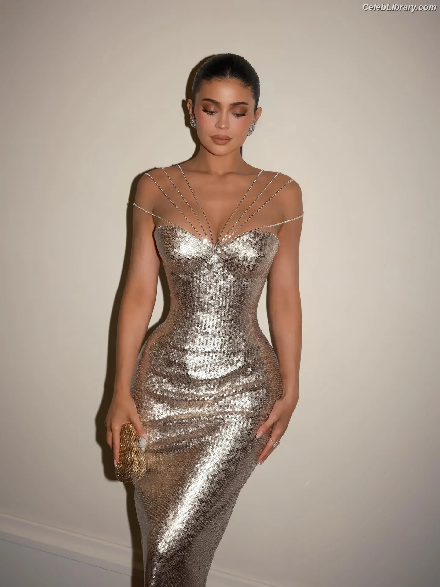 Kylie Jenner photo 10 of 4070