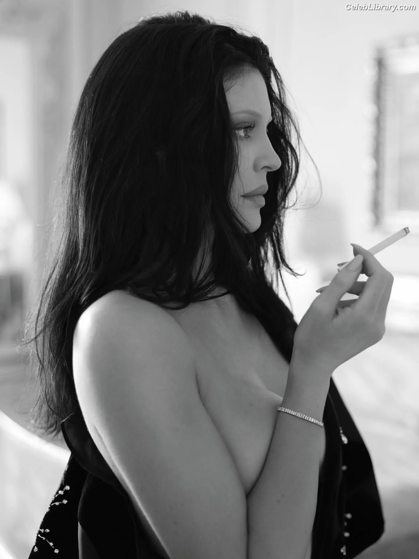 Kylie Jenner photo 24 of 4070