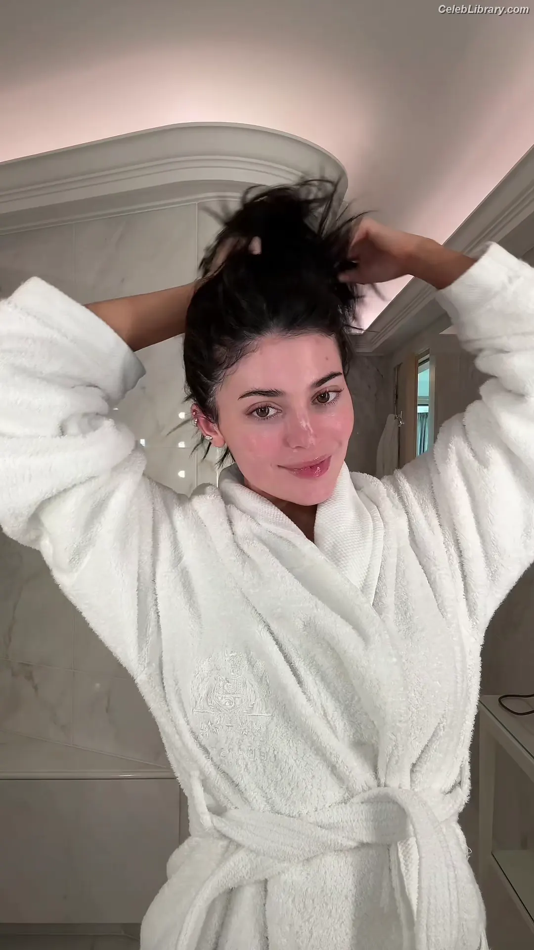 Kylie Jenner photo 18 of 4070