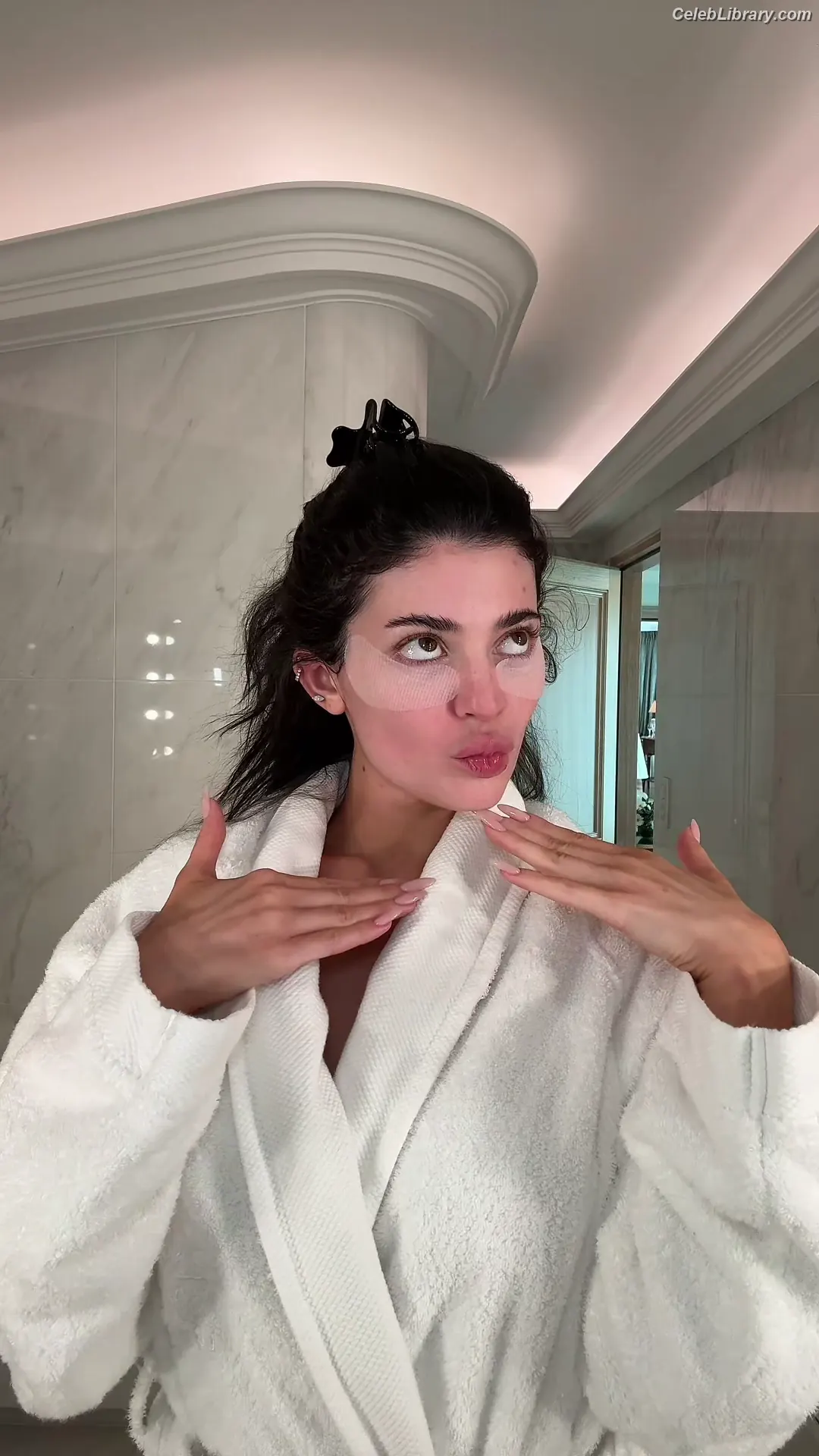 Kylie Jenner photo 23 of 4070