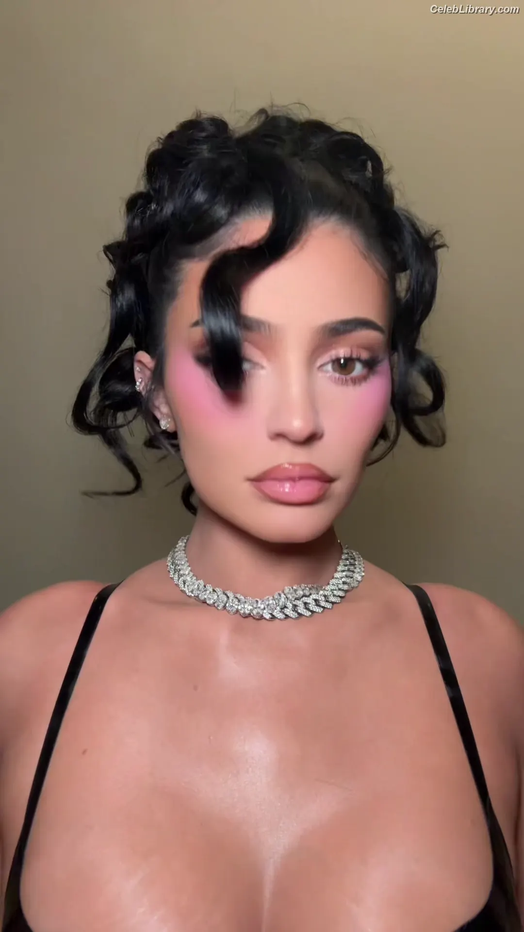 Kylie Jenner photo 22 of 4070