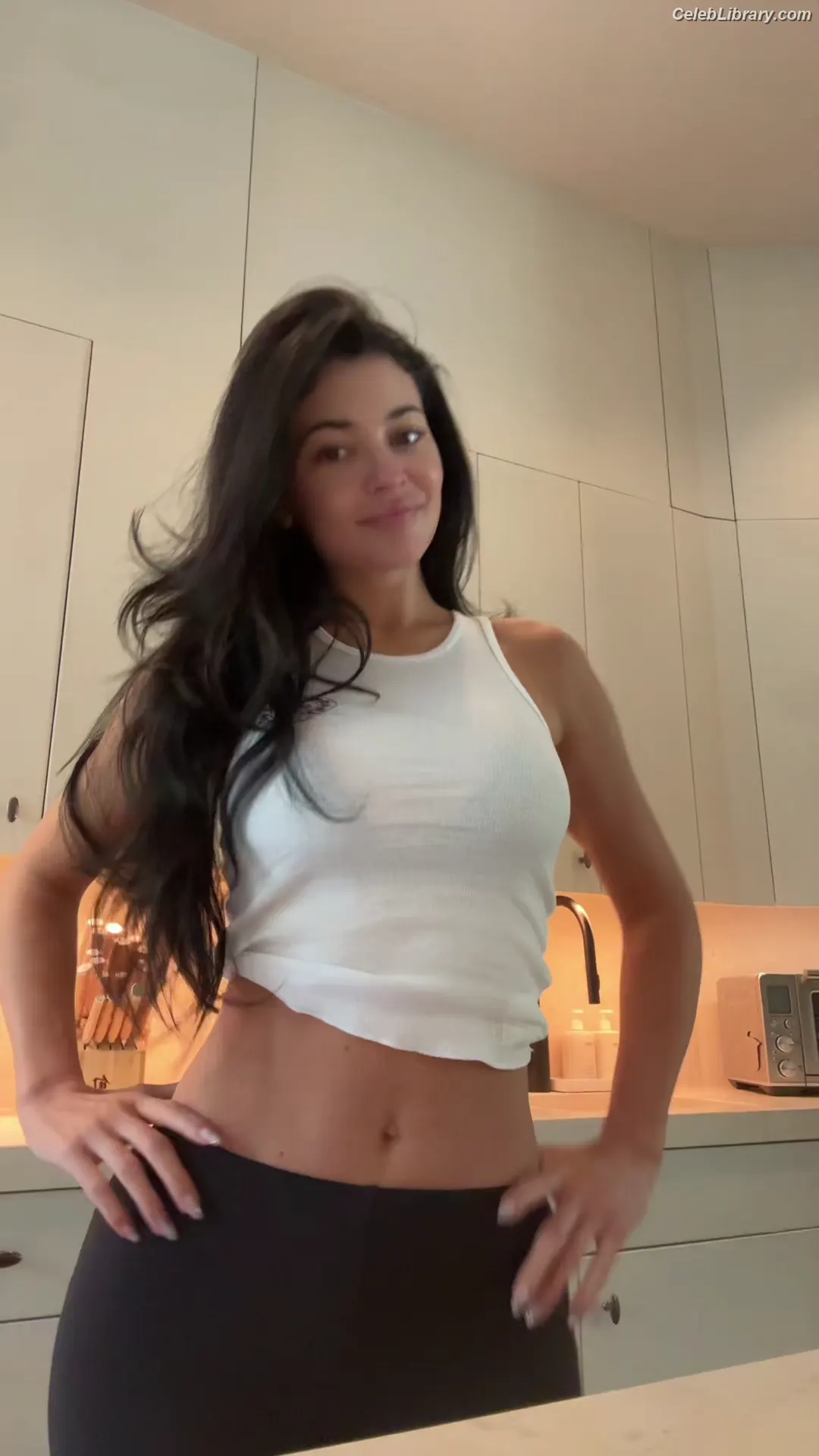 Kylie Jenner photo 18 of 4070