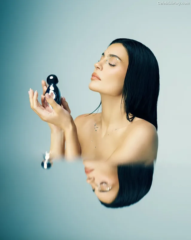Kylie Jenner photo 5 of 4071
