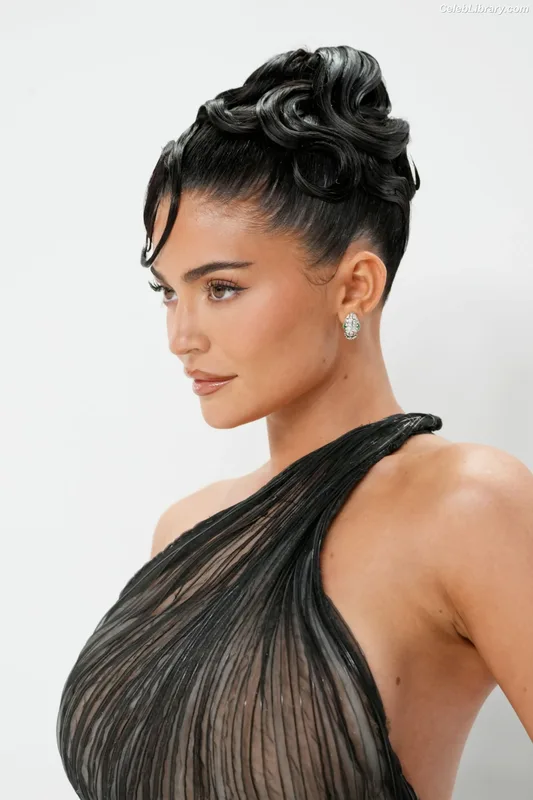 Kylie Jenner photo 7 of 4071