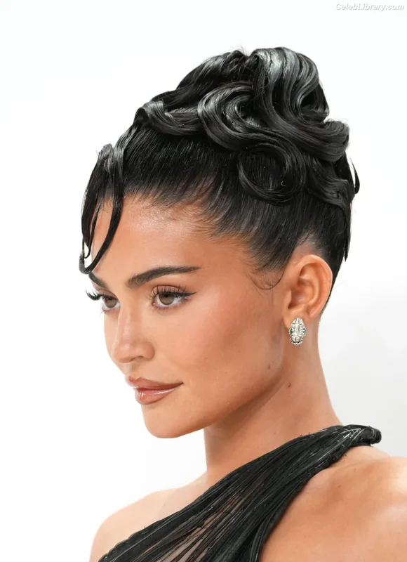 Kylie Jenner photo 13 of 4071
