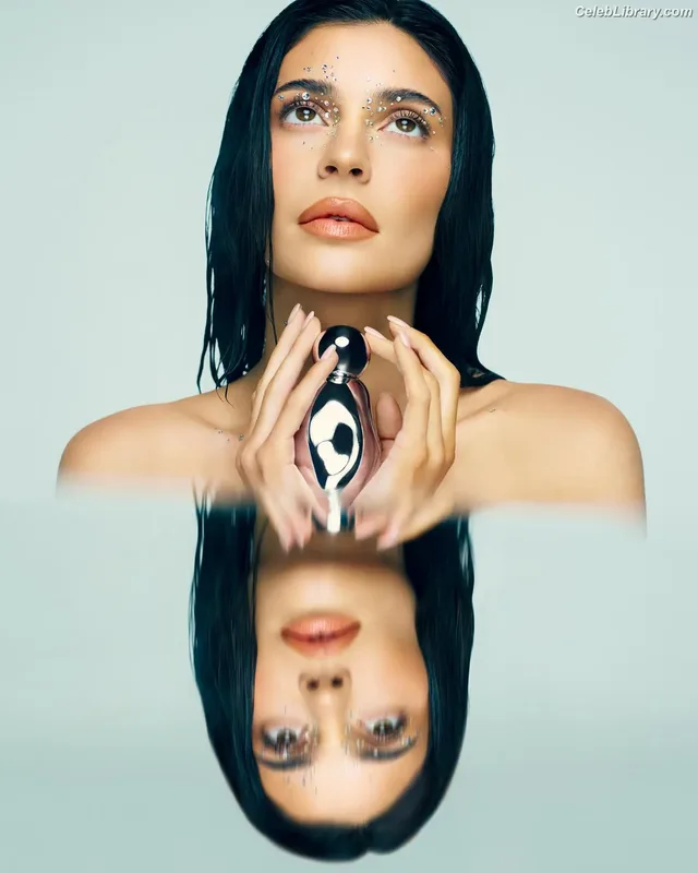 Kylie Jenner photo 17 of 4071