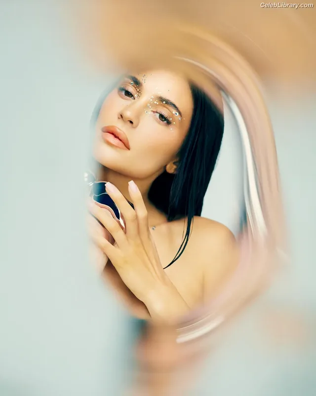 Kylie Jenner photo 7 of 4071