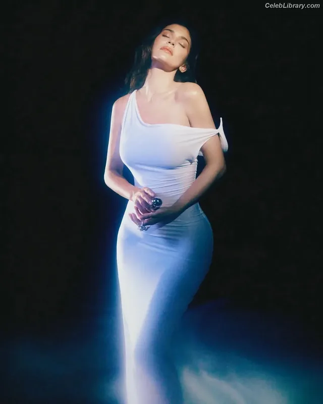 Kylie Jenner photo 9 of 4071