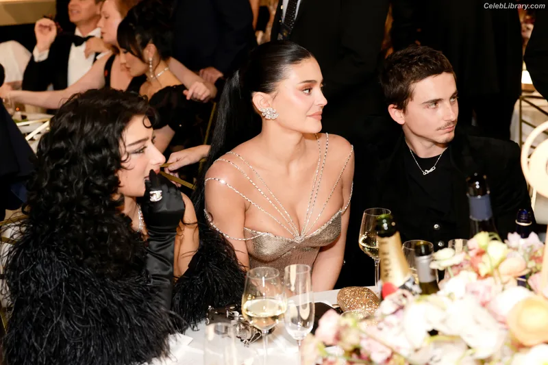 Kylie Jenner photo 18 of 4071