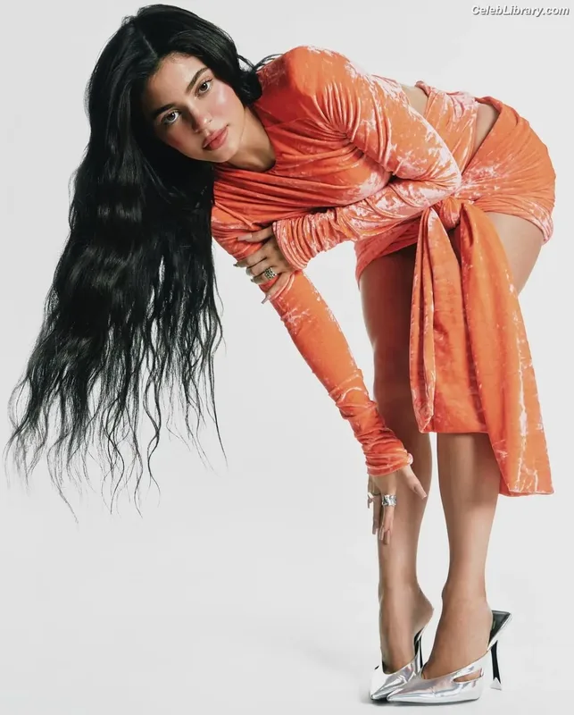 Kylie Jenner photo 22 of 4071