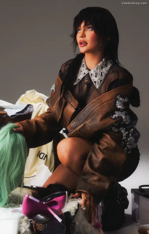 Kylie Jenner photo 1 of 4071