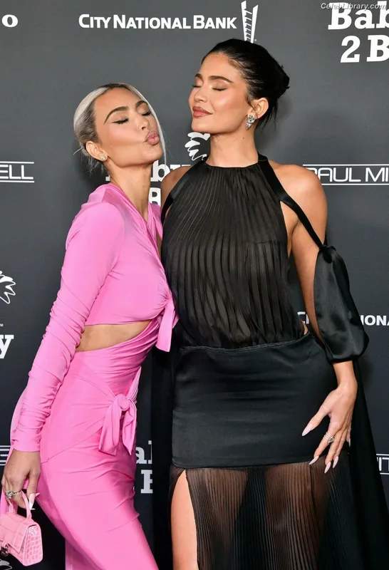 Kylie Jenner photo 6 of 4071