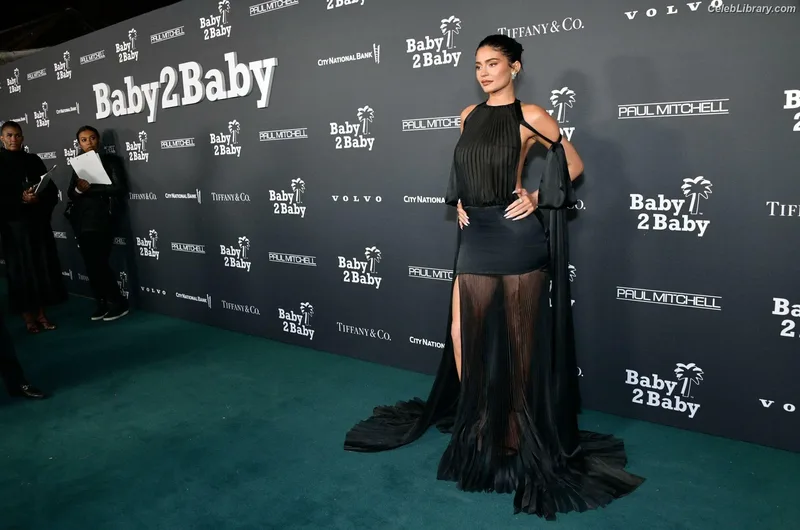 Kylie Jenner photo 8 of 4071