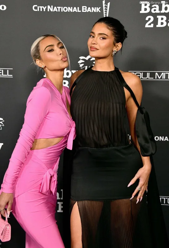Kylie Jenner photo 18 of 4071