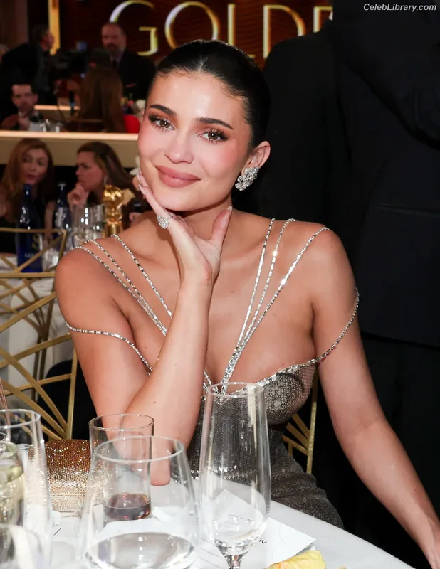 Kylie Jenner photo 22 of 4071