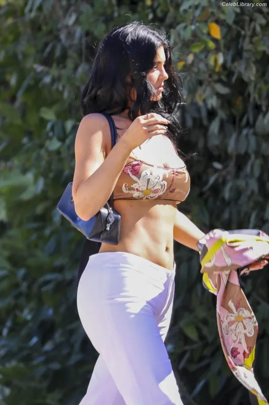 Kylie Jenner photo 23 of 4071