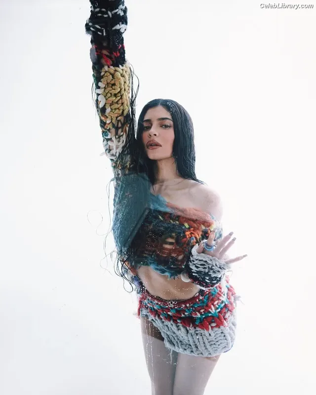 Kylie Jenner photo 20 of 4071