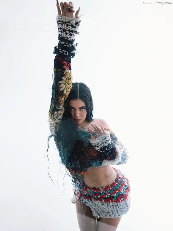 Kylie Jenner photo 24 of 4071