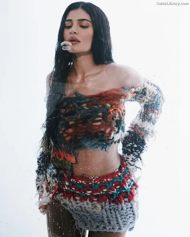 Kylie Jenner photo 5 of 4071