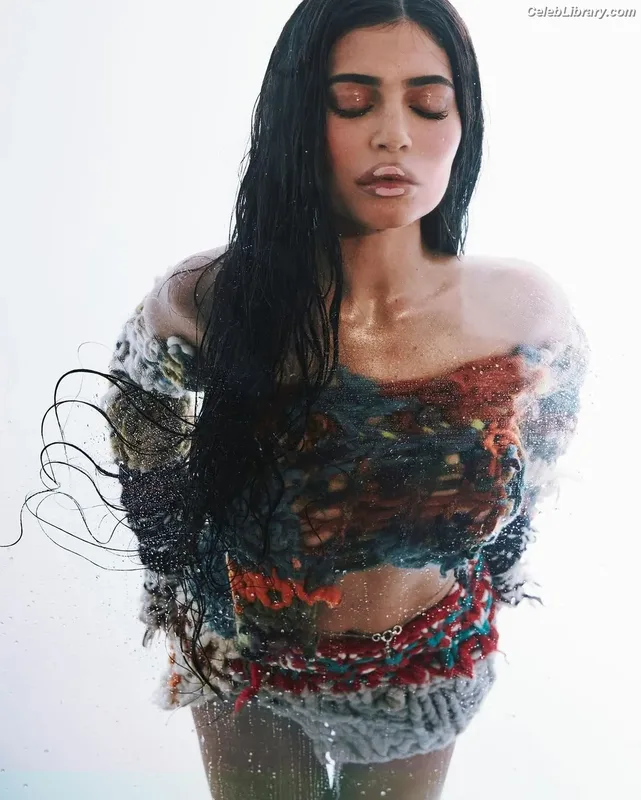 Kylie Jenner photo 10 of 4071