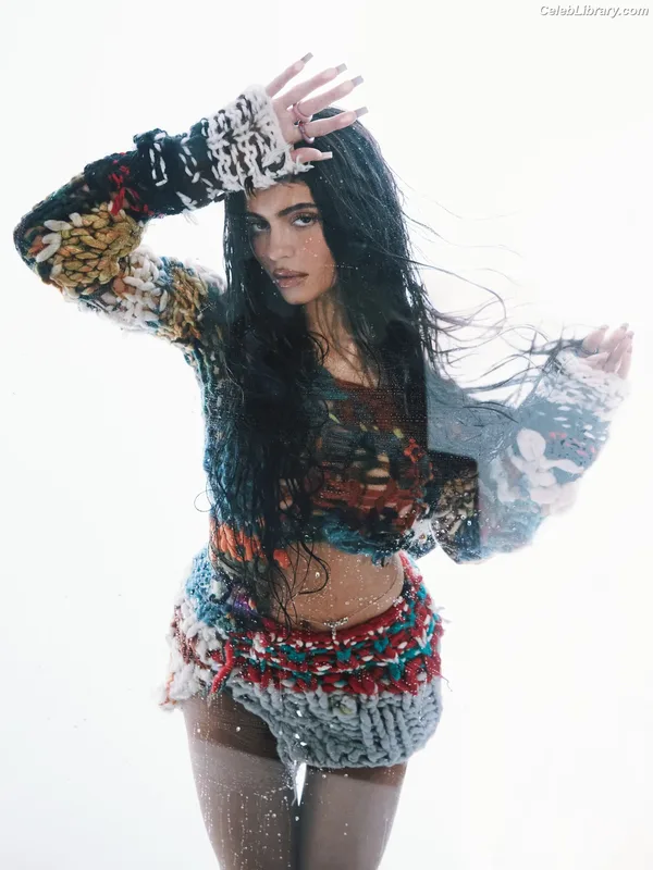 Kylie Jenner photo 12 of 4071