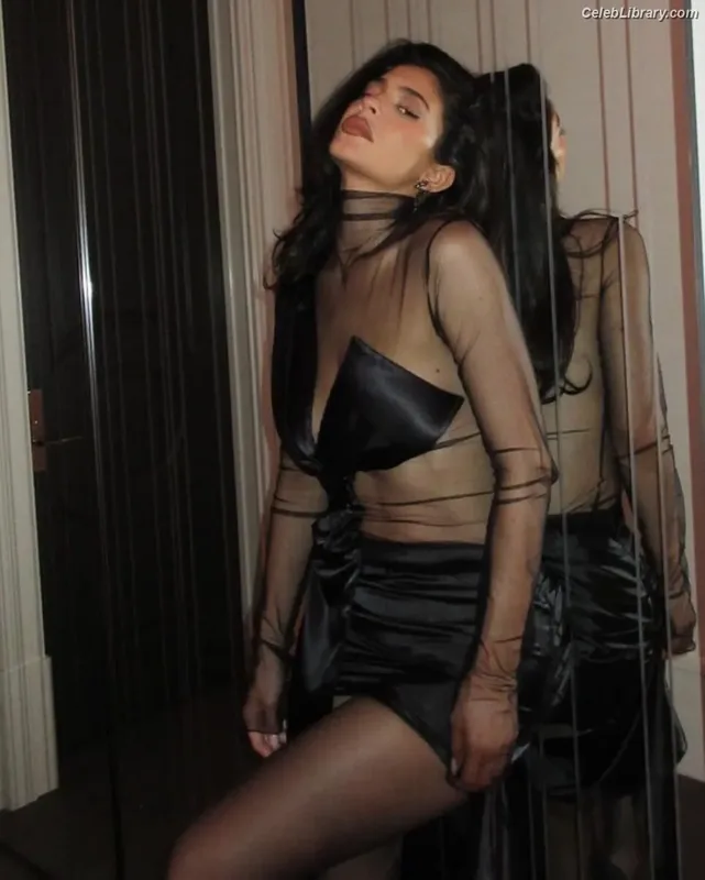Kylie Jenner photo 16 of 4071