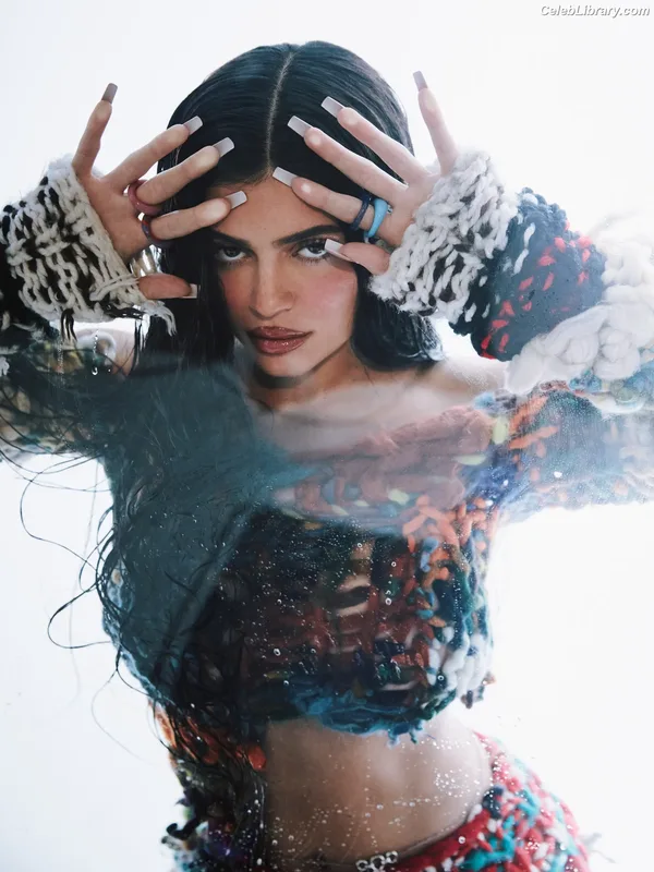 Kylie Jenner photo 17 of 4071