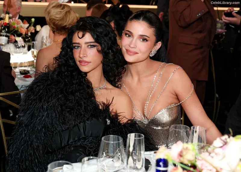 Kylie Jenner photo 19 of 4071